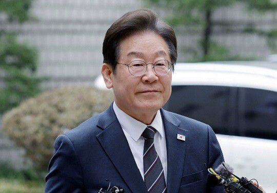 이재명 더불어민주당 대표가 25일 서울 서초구 서울중앙지방법원에서 열린 대장동 배임 및 성남FC 뇌물 의혹 공판에 출석하고 있다. 뉴시스