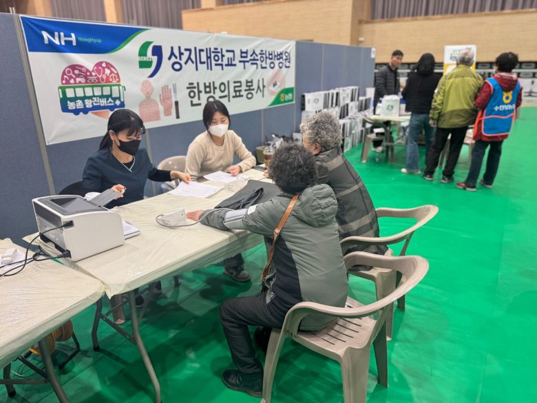 충북도와 시군, 농협이 손을 잡고 농촌 지역 의료서비슬 제공하는 ‘농촌 왕진버스’가 26일 충주시 수안보면 다목적체육관에서 건강 상담 등을 하고 있다. 충북도 제공