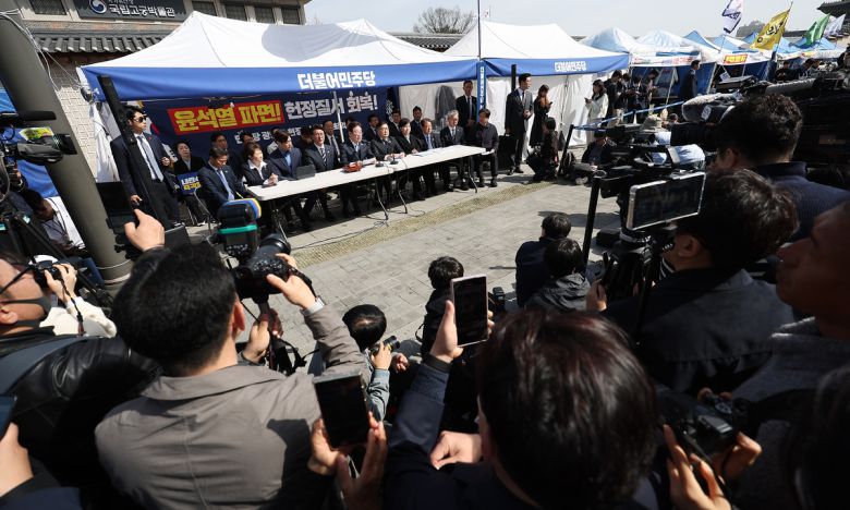 더불어민주당 이재명 대표를 비롯한 지도부가 26일 서울 종로구 광화문 천막당사에서 열린 최고위원회의에 참석해 있다. 연합뉴스