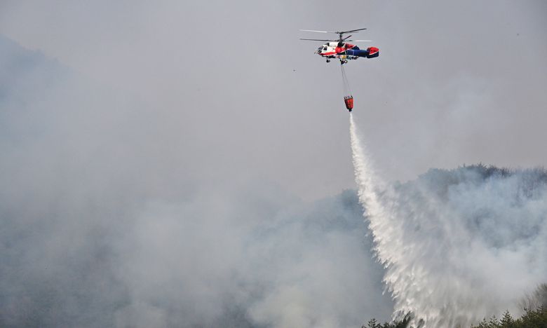 26일 경남 하동군 옥종면에서 산불진화헬기가 진화 작업에 나서고 있다. 뉴시스