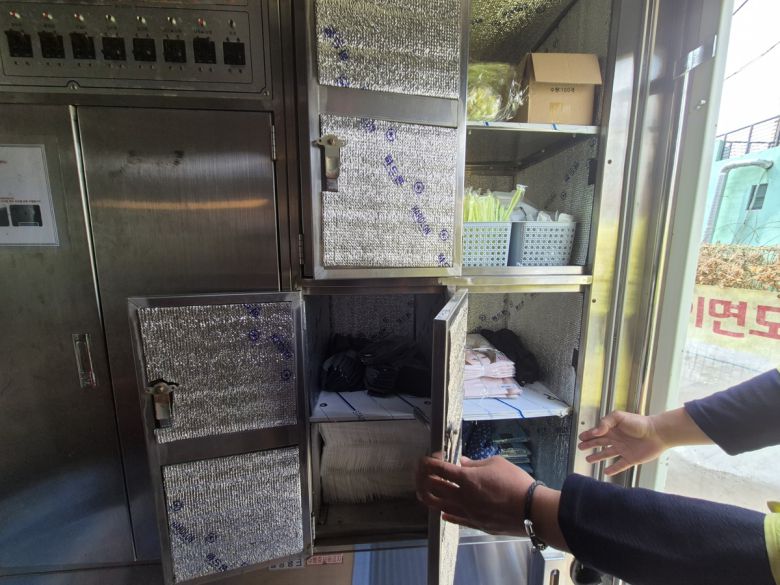 26일 서울 영등포구 쪽방촌 인근에서 운영 중인 이동목욕차 내부 모습이다. 칫솔과 치약, 면도기 등 세면용품뿐만 아니라, 양말과 같은 속옷도 제공된다.