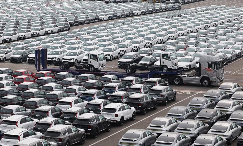 경기도 평택항에 수출용 자동차들에 세워져 있다. 연합뉴스