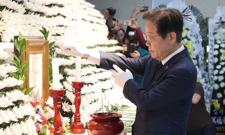 더불어민주당 이재명 대표가 27일 경북 의성군청소년문화의집에 마련된 고 박현우 기장의 분향소를 찾아 분향하고 있다. 고인은 전날 의성군 신평면 교안리 한 야산에서 헬기로 산불 진화 작업을 벌이던 중 추락사고로 순직했다. 연합뉴스