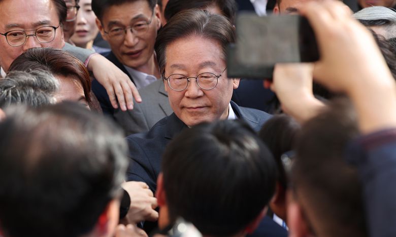 지난 26일 더불어민주당 이재명 대표가 서울중앙지법에서 열린 공직선거법 위반 사건 항소심에서 무죄를 선고받은 뒤 의원들과 인사를 나누고 있다. 연합뉴스