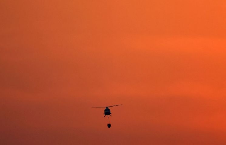 26일 경북 청송군 청송읍에서 산불 진화 헬기가 청송으로 번진 산불을 끄기 위해 진화 작업을 벌이고 있다. 연합뉴스