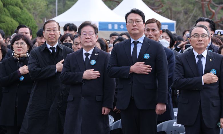 국민의힘 권영세 비대위원장, 더불어민주당 이재명 대표 등이 28일 국립대전현충원에서 열린 서해 수호의 날 기념식에서 국민의례를 하고 있다.대전=연합뉴스