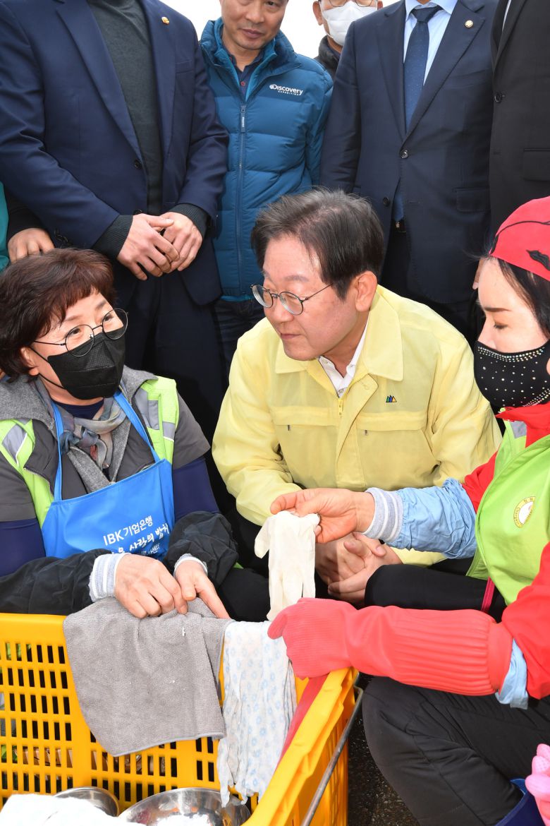 더불어 민주당 이재명 대표가 28일 오후 경남 산청군 시천면에 설치된 산불현장지휘소를 찾아 관계자들을 격려하고 있다. 산청=뉴시스