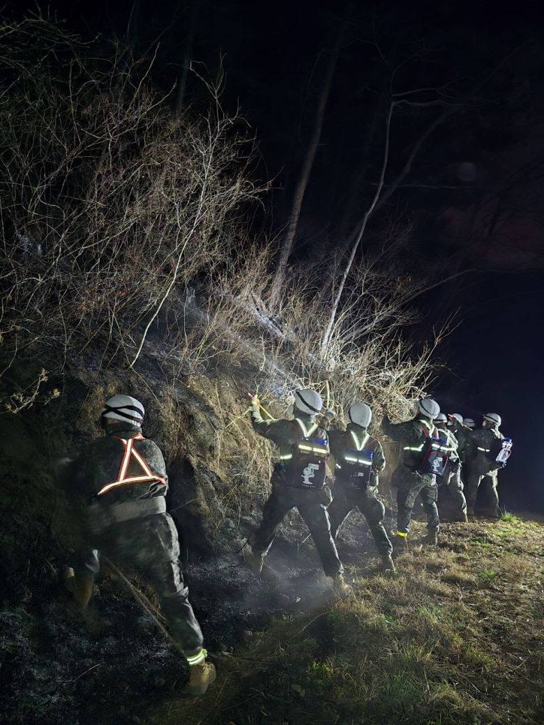 경남 산청군 산불 현장에서 육군 39사단 장병이 야간 산불 진화 지원작전을 펼치며 마지막 불씨 정리를 하고 있다. 육군 제공