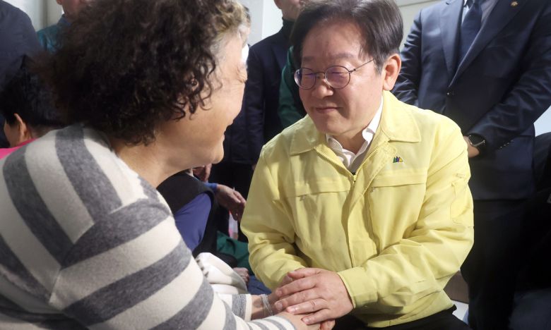 더불어민주당 이재명 대표가 28일 오후 경남 산청군 시천면 산청 화재 이재민 대피소인 한국선비문화연구원을 찾아 이재민을 위로하고 있다. 산청=연합뉴스