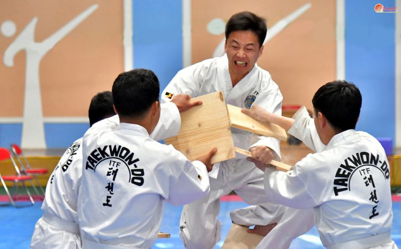 북한 노동당 기관지 노동신문은 27일 "성황리에 제14차 전국인민체육대회가 진행되고 있다"라면서 "나날이 대중체육이 발전하고 있다"라고 보도했다.