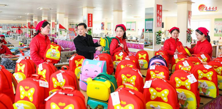 북한 노동당 기관지 노동신문은 24일 "후대들을 위한 사회주의적 시책은 드팀없이 집행되고 있다"라면서 "전국의 소학교, 초급중학교, 대학신입생들을 위한 학생교복, 신발, 가방생산이 결속됐다"라고 보도했다.