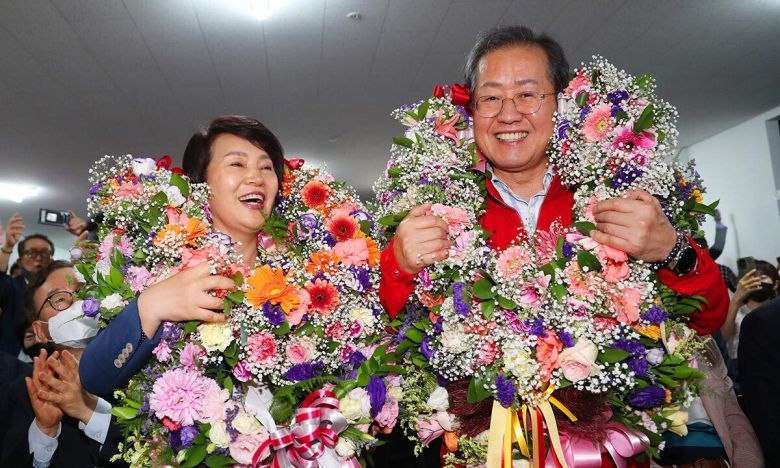 지난 2022년 6월 1일 국민의힘 홍준표 대구시장 후보가 당선이 확실시되자 자신의 대구 중구 자신의 선거사무소에서 기뻐하고 있다. 연합뉴스