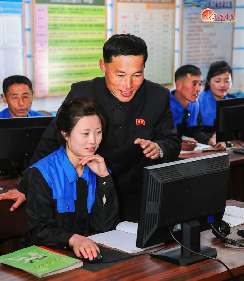 북한 노동당 기관지 노동신문은 28일 농업부문 일꾼들에게 '과학기술 학습'의 중요성을 강조하며 "작업의 쉴참에도 효과적으로 지식을 쌓아야 한다"라고 당부했다.