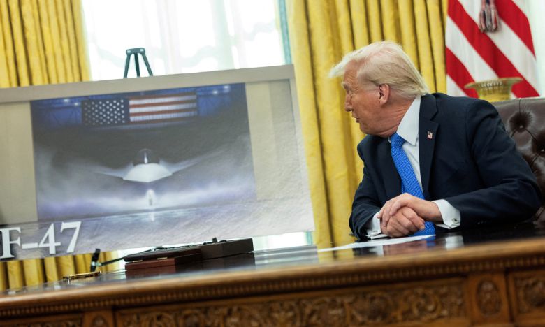 도널드 트럼프 미국 대통령이 21일(현지시간) 백악관에서 F-47 전투기의 상상도를 바라보고 있다. 로이터·연합뉴스