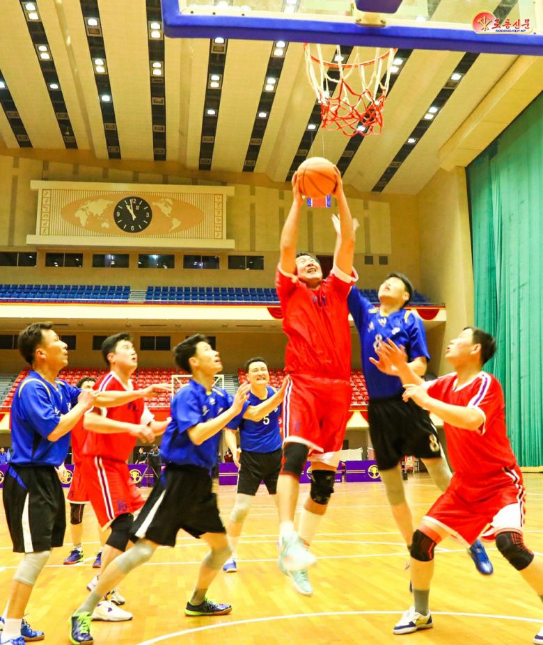 북한 노동당 기관지 노동신문은 27일 "성황리에 제14차 전국인민체육대회가 진행되고 있다"라면서 "나날이 대중체육이 발전하고 있다"라고 보도했다.