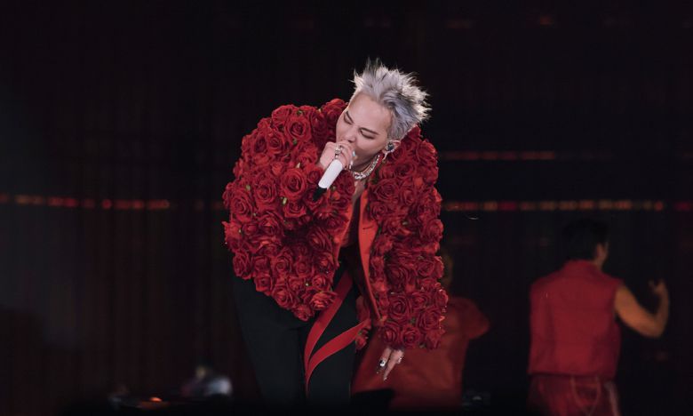 가수 지드래곤이 지난 29일 경기 고양종합운동장에서 열린 ‘위버멘쉬 인 코리아’ 공연에서 열창하고 있다. 갤럭시코퍼레이션 제공