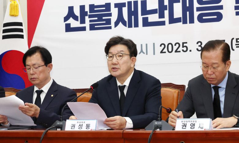 권성동(가운데) 국민의힘 원내대표. 뉴시스