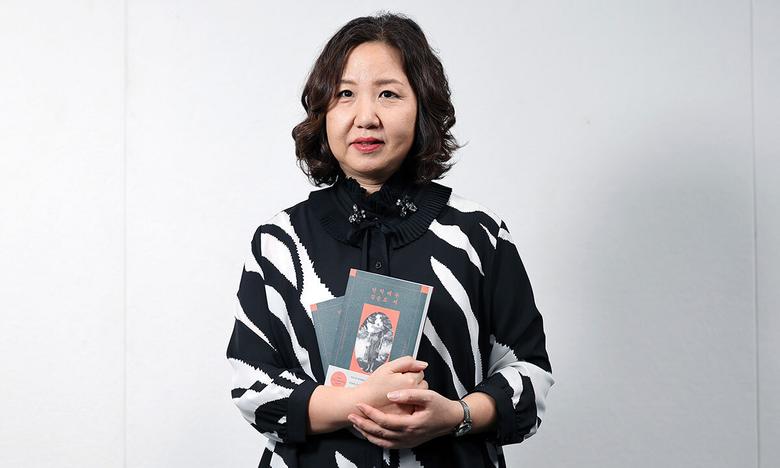 지난달 25일 서울 용산구 세계일보 사옥을 찾은 소설가 이수정이 첫 장편소설 ‘단역배우 김순효씨’를 든 채 포즈를 취했다. 그는 “거창한 목표 없이, 그저 계속 써나가는 작가가 되고 싶다”고 했다. 이재문 기자