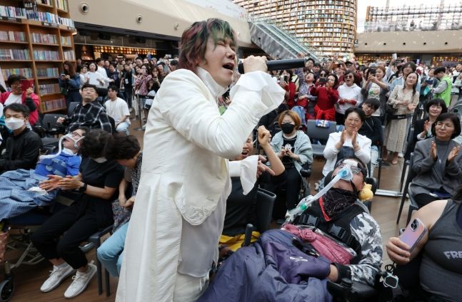 지난해 서울 강남구 코엑스 별마당 도서관에서 열린 '누워서 보는 콘서트'에서 김장훈이 공연을 하고 있다. 뉴시스