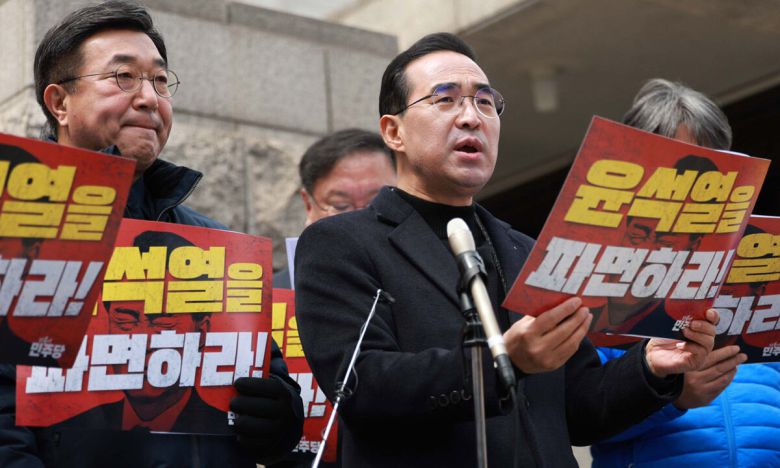 박홍근 더불어민주당 의원 등 4~6선 국회의원들이 지난 3월 30일 서울 종로구 헌법재판소 앞에서 윤석열 대통령 파면을 촉구하는 긴급 기자회견을 하고 있다. 뉴시스