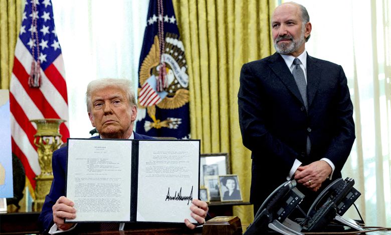 도널드 트럼프(왼쪽) 미국 대통령이 지난 2월 13일(현지시) 워싱턴 백악관 집무실에서 상호 관세 부과 방침 관련 대통령 각서에 서명한 뒤 해당 각서를 들어 보이고 있다. 트럼프 대통령 오른쪽은 하워드 러트닉 상무장관 후보자. 로이터연합뉴스