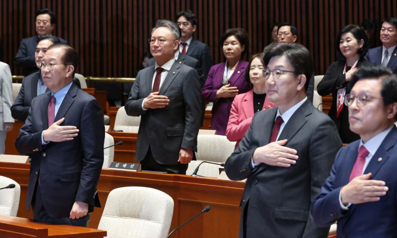 권영세(앞줄 왼쪽부터) 국민의힘 비대위원장과 권성동 원내대표 등 당 소속 의원들이 2일 오전 서울 여의도 국회에서 열린 의원총회에서 국기에 대한 경례를 하고 있다. 뉴시스