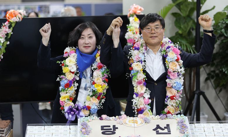 거제시장 재선거에서 당선된 변광용(오른쪽) 더불어민주당 후보. 더불어민주당 경남도당 제공