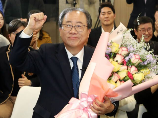 김석준 부산시교육감 당선자가 2일 저녁 부산 부산진구 선거사무소에서 당선이 확실시 되자 꽃다발을 받아들고 있다. 뉴스1