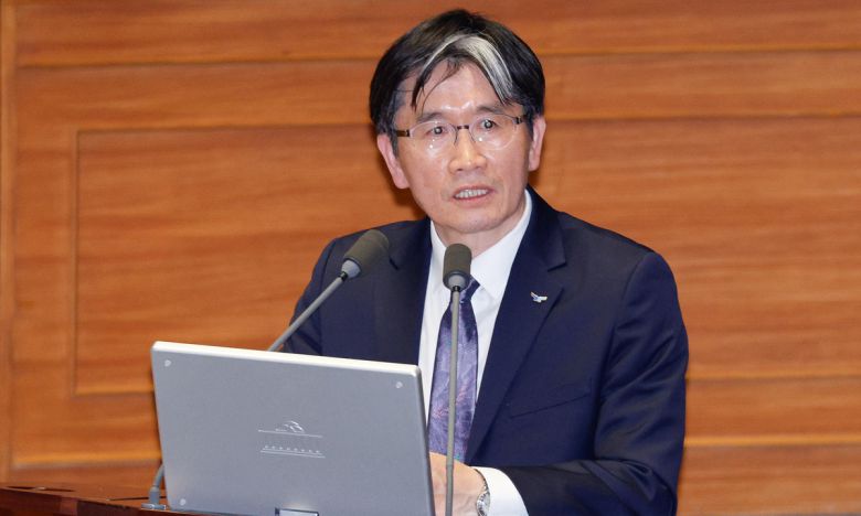 오동운 고위공직자범죄수사처장이 3일 오후 서울 여의도 국회에서 열린 제423회국회(임시회) 제4차 본회의에서 이언주 더불어민주당 의원의 경북·경남·울산지역 산불 사태 수습과 피해대책 마련 및 헌법질서 수호를 위한 긴급현안질문에 답하고 있다. 뉴스1