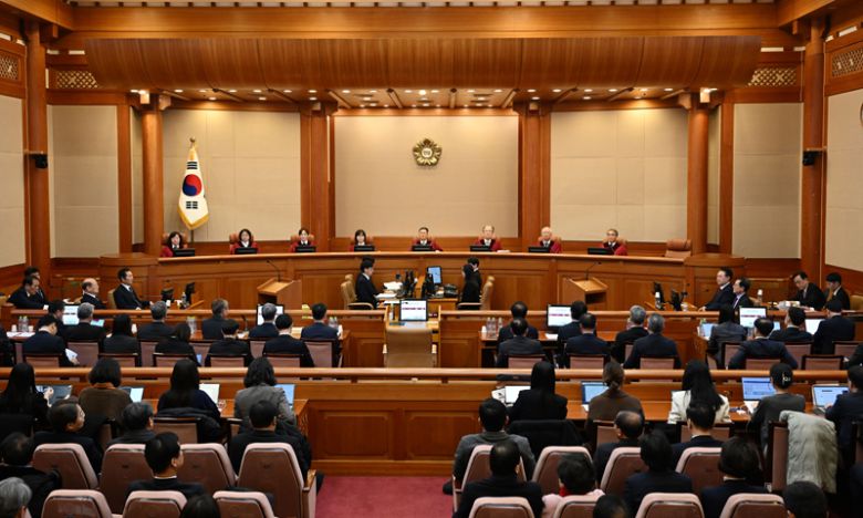 문형배 헌법재판소장 직무대행을 비롯한 헌법재판관들이 지난 2월 20일 서울 종로구 헌법재판소에서 열린 윤 대통령 탄핵심판 10차 변론에 자리하고 있다. 사진공동취재단