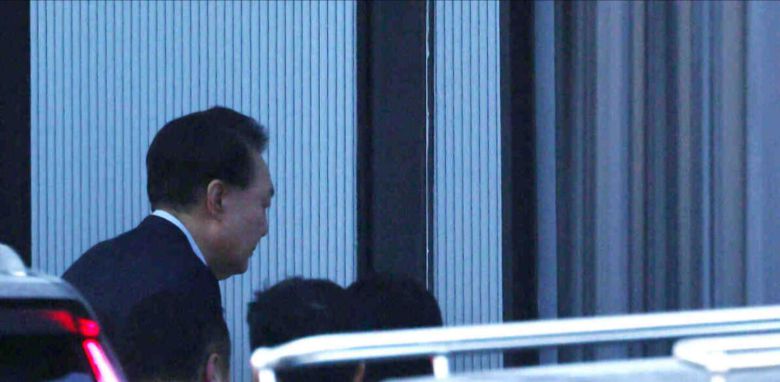 윤석열 전 대통령에 대한 2차 체포영장 집행이 진행된 1월15일 과천청사 공수처 청사로 윤 대통령이 출석하고 있다. 사진공동취재단