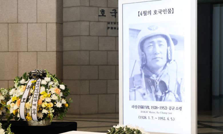 3일 서울 용산 전쟁기념관에서 ‘4월의 호국 인물’로 선정된 라창준(1928∼1952) 공군 소령을 기리는 현양 행사가 열려 고인의 영정 앞에 추모의 꽃이 놓여 있다. 전쟁기념사업회 제공