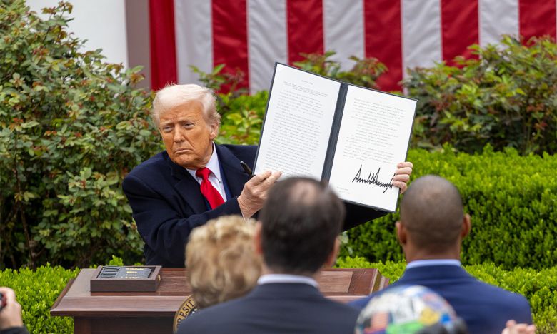 도널드 트럼프 미국 대통령이 지난 2일(현지시간) 백악관 경내 로즈가든에서 열린 '미국을 다시 부유하게' 행사에서 국가별 상호관세 발표 후 행정명령에 서명하고 있다. 신화연합뉴스