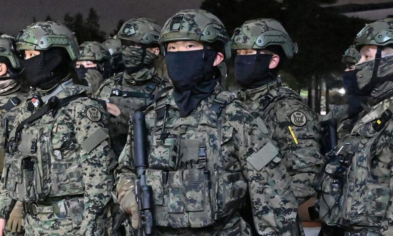 지난해 12월 3일 서울 국회의사당에서 계엄군이 국회 본청 일대에서 대기하고 있다. 게티이미지