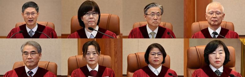 헌법재판소가 4일 전원일치로 윤석열 대통령 파면을 선고했다. 문형배 헌법재판소장 권한대행(윗줄 왼쪽부터), 이미선, 김형두, 정형식, 조한창(아랫줄 왼쪽부터), 정정미, 김복형, 정계선 헌재 재판관이 이날 서울 종로구 헌법재판소 대심판정에서 열린 윤 대통령 탄핵심판 선고에 입장해 있다. 연합뉴스