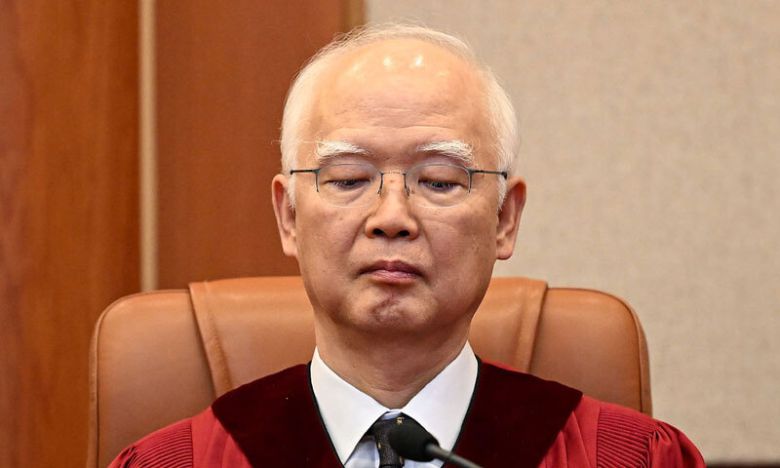 정형식 재판관이 4일 오전 서울 종로구 헌법재판소 대심판정에서 열린 윤석열 대통령 탄핵심판에 참석해 있다. 사진공동취재단