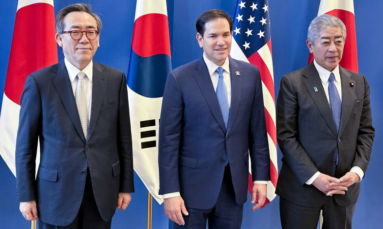 한미일 3국 외교수장이 3일(현지시간) 벨기에 브뤼셀 나토 본부에서 약 두 달 만에 진행된 회동에 앞서 기념촬영을 하고 있다. 왼쪽부터 조태열 외교부 장관, 마코 루비오 미 국무장관, 이와야 다케시 일본 외무상. 연합뉴스