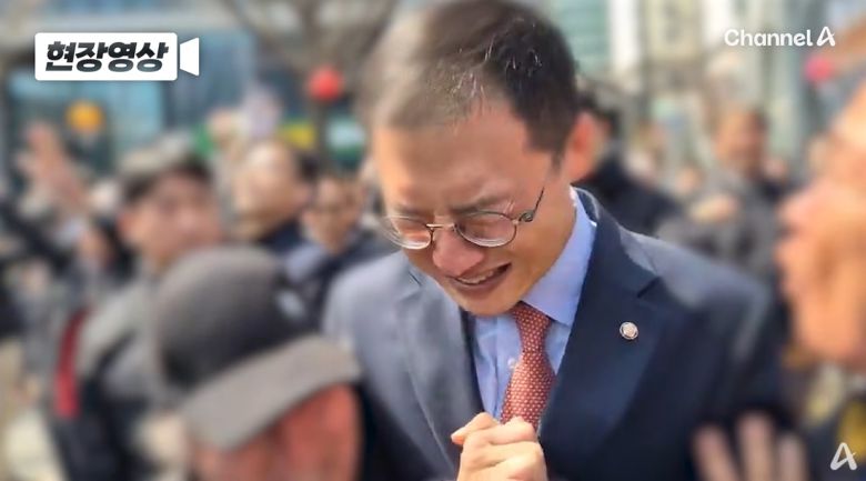 4일 시민들과 함께 헌법재판소의 윤석열 전 대통령 탄핵 심판 선고를 보던 국민의힘 김상욱 의원이 윤 전 대통령의 파면이 확정되자 감격한듯 울컥하고 있다. 채널A 유튜브 채널 영상 캡처