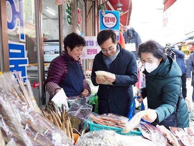 경기도의 한 전통시장을 방문한 김동연 경기도지사(가운데). 경기도 제공