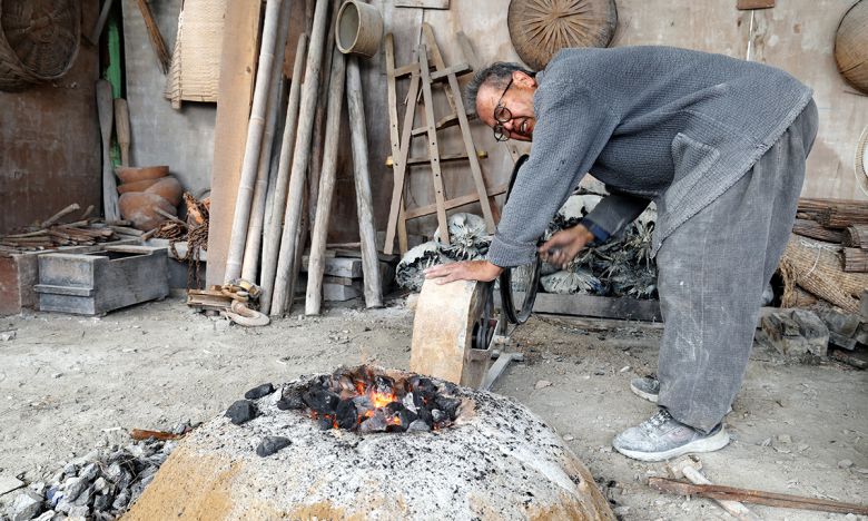 고석산 석장이 작업 도구를 전통방식으로 수리하기 위해 풀무를 이용해 가마에 불을 피우고 있다.