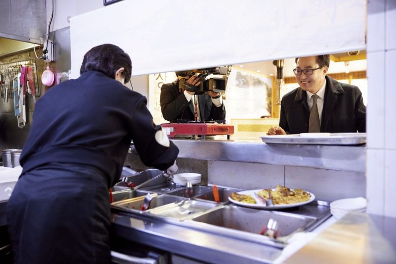 김동연 경기도지사(오른쪽)가 4일 오후 수원시 팔달구의 한 생선구이집을 찾아 가게 주인과 대화하고 있다. 경기도 제공