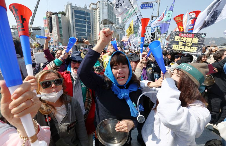헌법재판소가 윤석열 전 대통령 탄핵 사건에 대해 인용을 선고한 4일 서울 종로구 안국동 일대에서 탄핵에 찬성한 시민들이 환호하고 있다. 연합뉴스