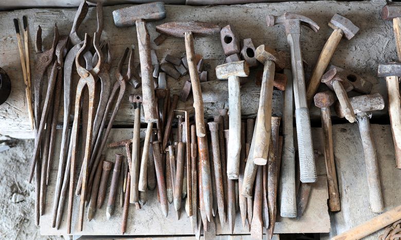 고석산 석장이 50여년 직접 고쳐가며 사용 중인 석공예 연장이 세월을 보여 준다.
