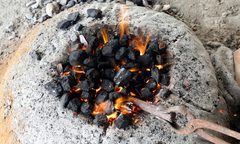 전통방식으로 고석산 석장이 직접 제작한 석공예 도구를 불에 달궈 고치고 있다.