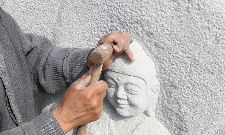 충남무형유산 보령석장 고석산 석장이 보령시 웅천읍 작업장에서 마애삼존불을 조성(불상 조각)하고 있다.