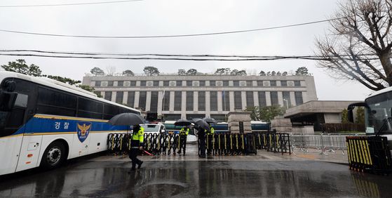 5일 서울 종로구 헌법재판소 정문을 경찰이 통제하고 있다. 연합뉴스