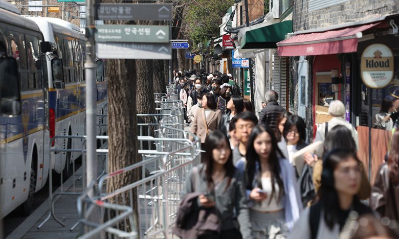 6일 서울 종로구 헌재 인근 북촌 일대가 활기찬 모습을 보이고 있다. 연합뉴스
