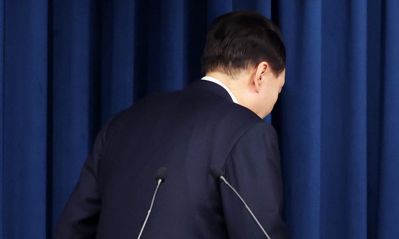 초유의 ‘12·3 비상계엄’ 사태를 일으킨 윤석열 전 대통령이 4일 헌법재판소로부터 파면 선고를 받았다. 위헌적인 비상계엄 선포 122일 만이자, 국회가 탄핵소추안을 가결한 지 111일 만이다. 박근혜 전 대통령 국정농단 수사팀장이었던 윤 전 대통령은 박 전 대통령에 이어 헌정 사상 두 번째 파면 대통령으로 기록됐다. 세계일보 자료사진