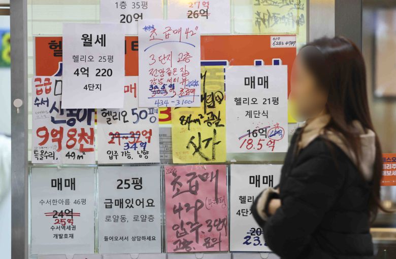 지난달 서울 송파구의 한 부동산 중개업소에 붙은 아파트 매물 안내문. 규제 해제 직후 단기간에 거래가 활발해지며 호가가 상승한 모습이다. 뉴시스