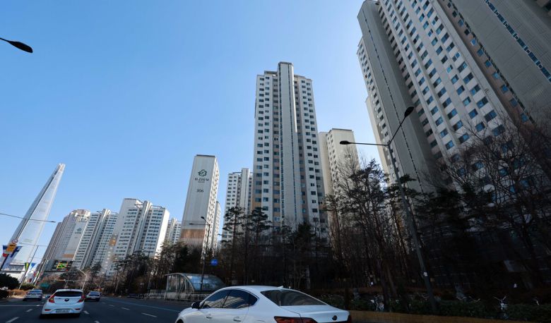 서울 송파구 잠실동 ‘트리지움’ 아파트 전경. 규제 해제 직후 해당 단지는 39일간 30건의 거래가 이뤄지며 매수세가 집중됐다. 뉴시스